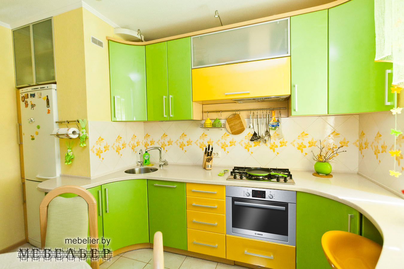 Желто зеленая кухня. Кухня в зеленых тонах. Кухня в желто зеленых тонах. Кухня зеленого цвета. Кухонный гарнитур лимонного цвета.
